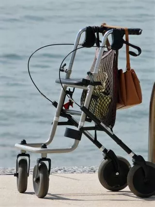 Der Rollator: Früher etwas verpönt - Heute wertvolles Hilfsmittel, wenn im Alter die Kräfte etwas nachlassen.
